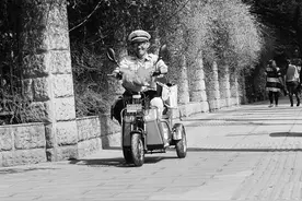 昆明好人“交警”老张获赠电动三轮车图片