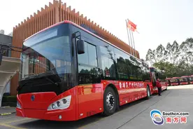 喜迎广州《财富》全球论坛 438台“中国红”纯电动公交车上路图片