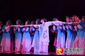 赣南师大学生“竞舞”礼赞十九大图片