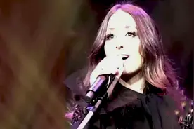 史无前例！沙特首开“女性演唱会” 数千女子摘下头巾欢呼视频封面