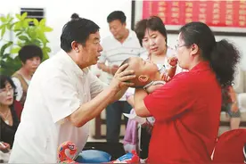 “蒙医”王布和来哈为脑瘫患儿和贫困患者义诊图片
