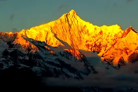 壮美！雪山映日月 巅峰秘境长