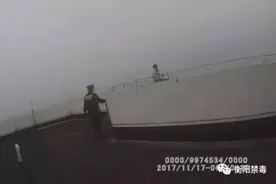 他爬到十八楼顶说：“我要飞得更高！”图片