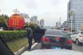 贵州兴义通报处罚闹市“撒尿哥”：罚百元，驾驶员违停也被罚图片