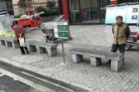 重庆彭水回应“袖珍公交站牌”：系临时站点，原站牌杆受损图片