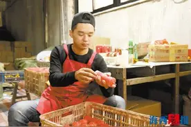 翔安人陈武汉用老工艺做蜡烛 蜡烛燃烧彻底且环保图片