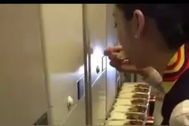 一个视频致空乘被停飞  机上剩余餐食如何处理？图片