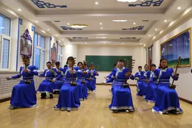杜尔伯特蒙古族中学用传统乐器传承民族文化图片