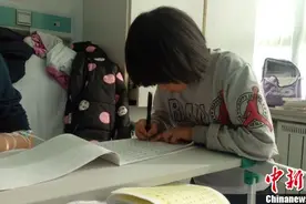 青海8岁女孩照顾重病父亲获多方帮助 已重返校园图片