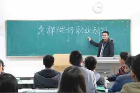 校友回母校担任兼职班主任，不拿学校一分工资图片