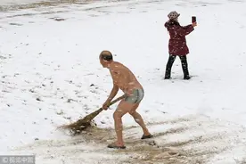 山东烟台冬泳大爷穿短裤扫雪 获网友点赞图片