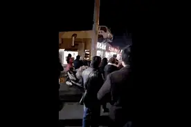 这车技怎一个“牛”字了得！货车“飞”上烧烤店屋顶图片