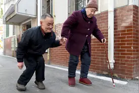 “一米孝子”十余载照顾患病继母图片