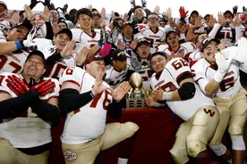 橄榄球——中国美式橄榄球联赛：上海勇士队夺冠图片