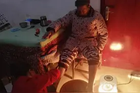 九旬老人摔伤卧床 孙媳不离不弃悉心照料感动乡邻图片