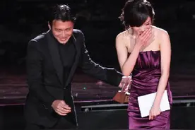 当明星遇到自己的暗恋对象，黄晓明竟然把女神的嘴亲麻了图片