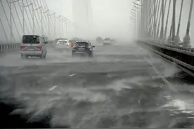 符拉迪沃斯托克遭遇暴风雪天气图片