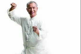 打乒乓球时一个细节动作“沉肩”图片