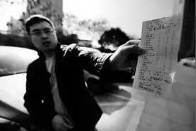 男子在高新一餐厅就餐打碎红酒杯 被告知赔偿100元图片