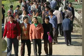 正月十五有凉山农耕民俗“赶草坝场” 农具交换场面壮观图片