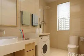 卫生间一点也不卫生 请来的家政阿姨竟这么打扫卫生图片