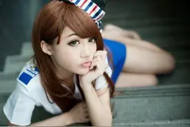 上班第一天在电梯吻了女职员，一句话却让我步步高升图片