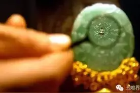 头发丝里刻连环画　显微镜下的微雕艺术！图片