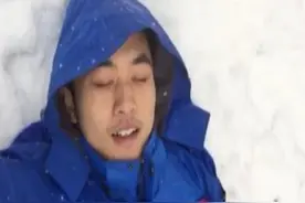 记者雪地报道自High  网友：冲颜值 你做什么都可以！图片