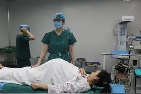 双胞胎妈妈好坚强！产房实拍龙凤胎的剖腹产出生全过程！超震撼图片