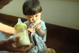 宝宝恋物让父母担忧，帮助宝宝戒除恋物情结图片