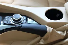 早上车挂挡不能走是怎么回事？图片