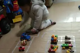 只用一卷胶带，让孩子在雨天玩个痛快图片