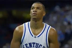 笑着笑着就哭了，那些奇葩的投篮姿势，海耶斯紧第三，榜首何人？图片