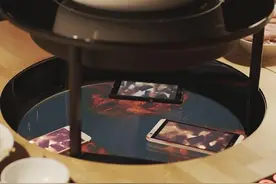 手机能给火锅加热？IKEA推出好好吃饭桌，解救低头族图片