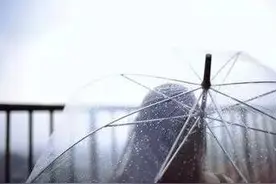 心里的雨倾盆而下 却始终淋不到她图片