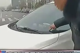 遭遇大雪严寒天气 汽车玻璃莫名炸裂图片