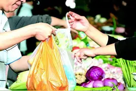 用“塑料袋”装食品是有讲究的，装错了可能会导致白血病图片
