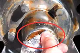 汽车轮胎锈迹斑斑真的超不美观，其实一招就可以让它们光亮如新！图片