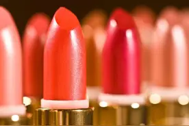 爱美的女士们注意了，“口红”适当用，不然很容易老年痴呆图片