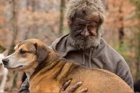 荒野生活16年的流浪汉，希望帮他的31只狗找个家图片