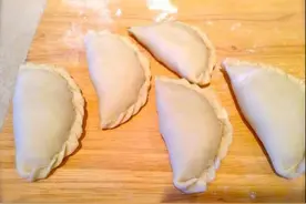 做素菜盒子，我教你一招，表皮金黄酥脆还不粘牙，赶快收藏吧图片