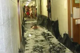 搞笑囧图  兵器排行榜第一，椅子变箱子图片