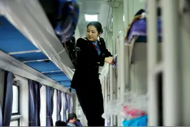 新疆：90后美女乘务员火车上过完春节 四过家门没下车图片