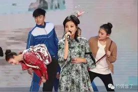 赵薇：三次春晚，艳压的，是自己的岁月图片