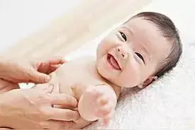 婴儿抚触有讲究，这样做才科学！图片