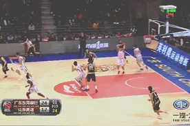 易建联上演教科书式的空接暴扣，广东也成为空接之城图片