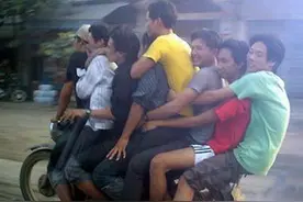 越南人骑摩托堪比杂技表演，惊险行为看得人目瞪口呆！图片