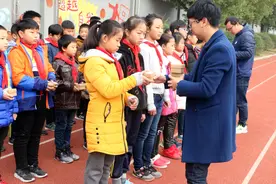 运动手环监督小学生“动”起来图片