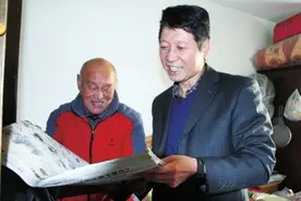三门峡八旬老人痴迷看《大河报》 22年来制作40余本剪报图片