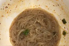 晚饭从河豚变三块钱酸辣粉 贾乃亮称自己好打发图片